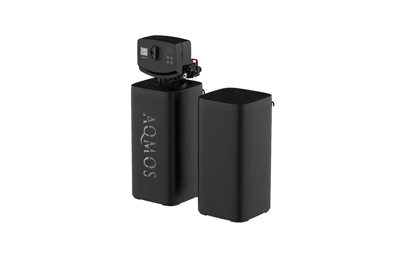 Zwarte AQMOS FLEX-10 waterontharder met apart zoutreservoir voor de meterkast