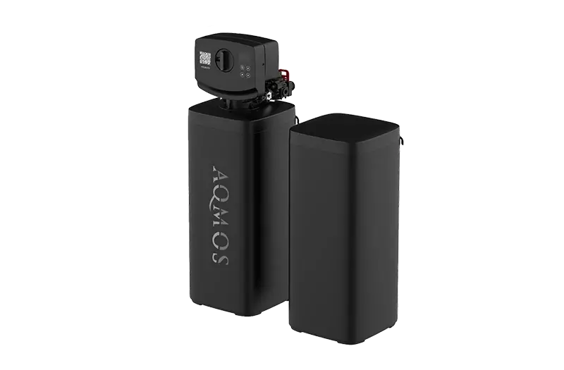 Zwarte AQMOS FLEX-15 waterontharder met apart zoutreservoir voor de meterkast